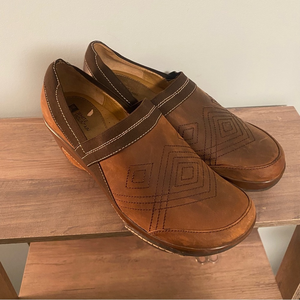 White Mountain Embossed Nurse Shoes SlipOn Loafer Clogs 10M Brown Leather Suede